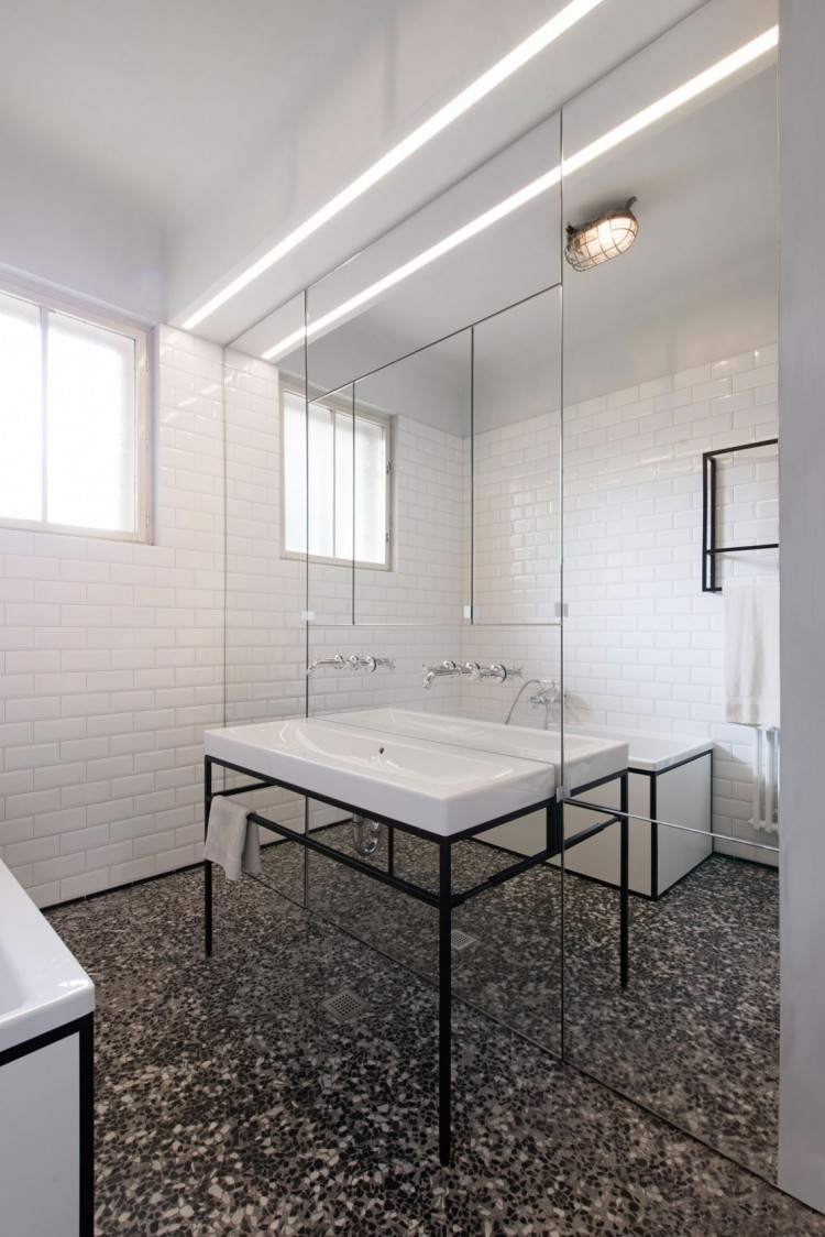 Parquet chevron et cuisine bois et blanc dans un appartement