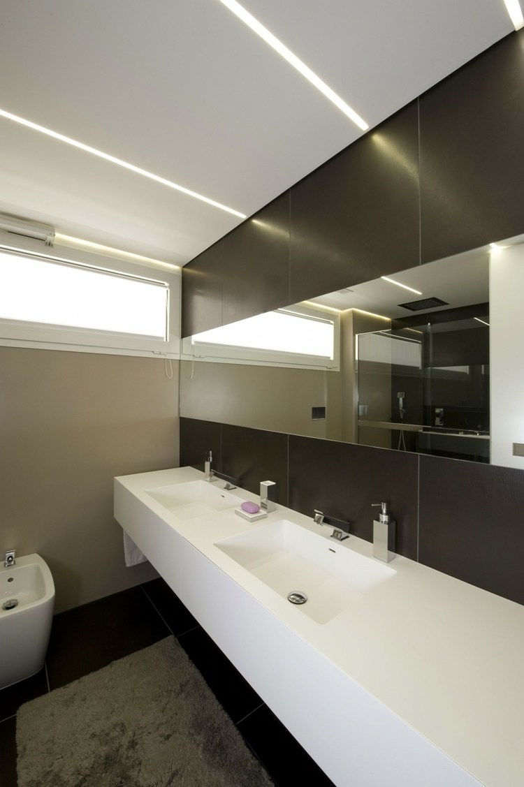 Ãclairage indirect et intérieur blanc minimaliste dans une maison