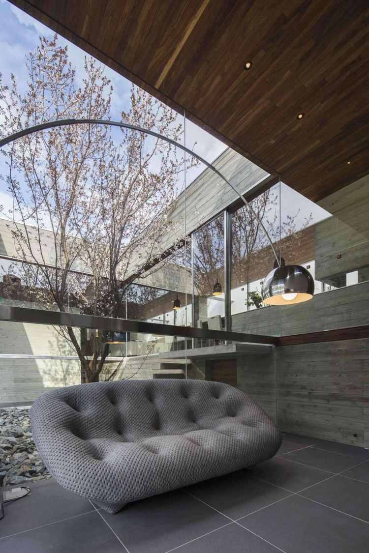 Jardin d'intérieur et fenêtres panoramiques d'une maison design
