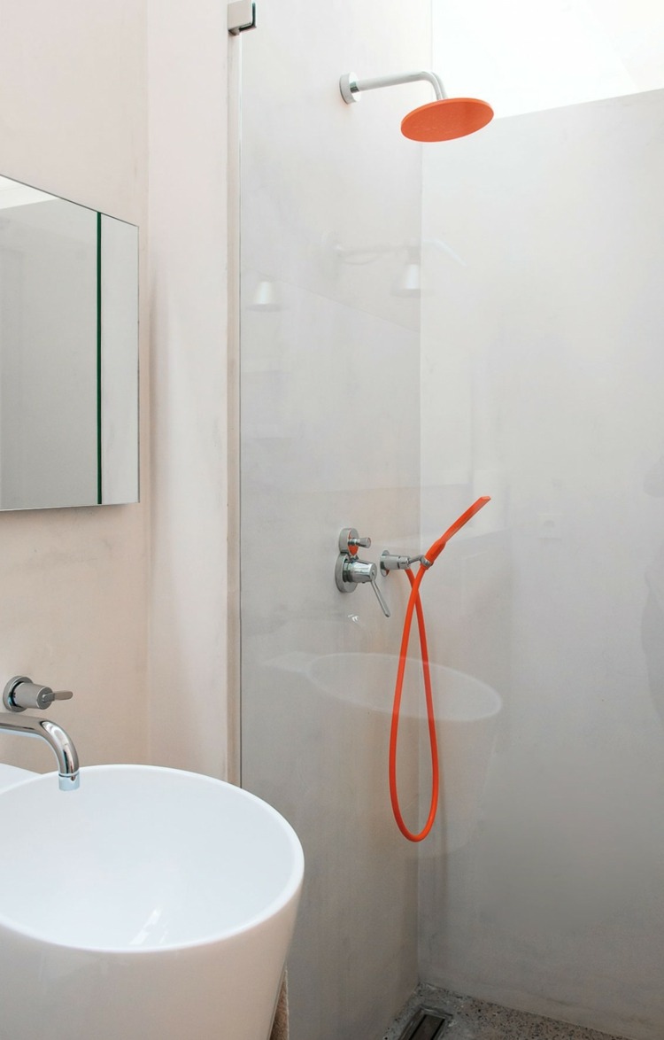 Mur en pierre apparente, mobilier en bois et plafond en poutres