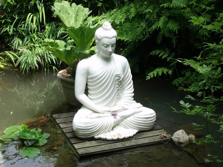 Statue de jardin zen- le Bouddha éternel et l'art de décorer