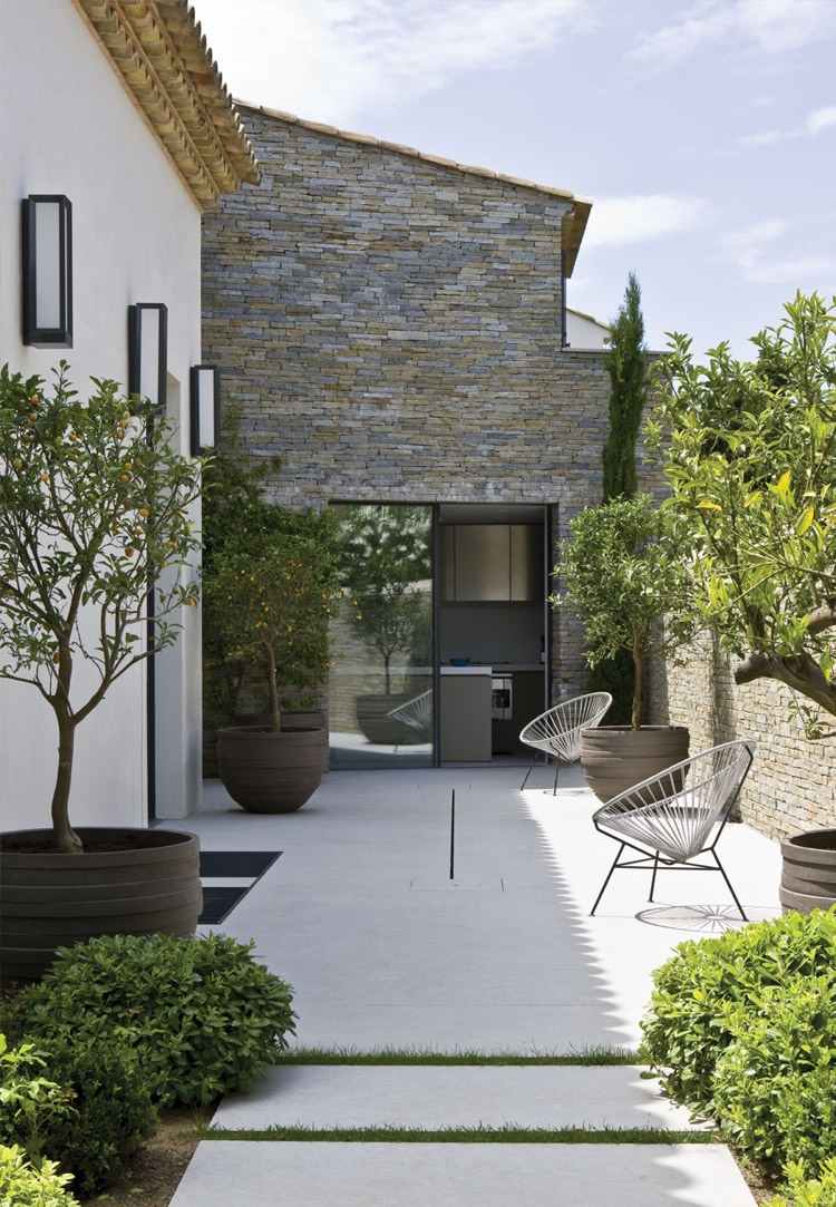 Grand cache pot extérieur en tant que décoration terrasse moderne