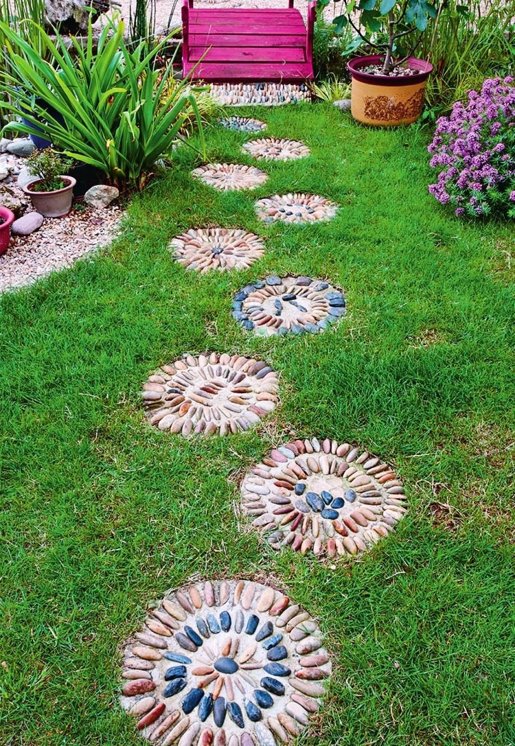 Mosaïque décorative en galets – 35 idées de déco de jardin DIY