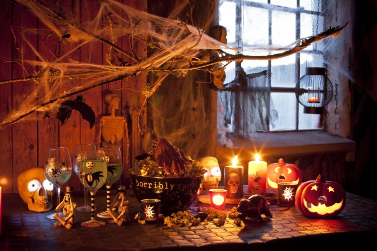 déco Halloween maison -bougies-lanternes-citrouilles-crânes-toile-araignée-décorative