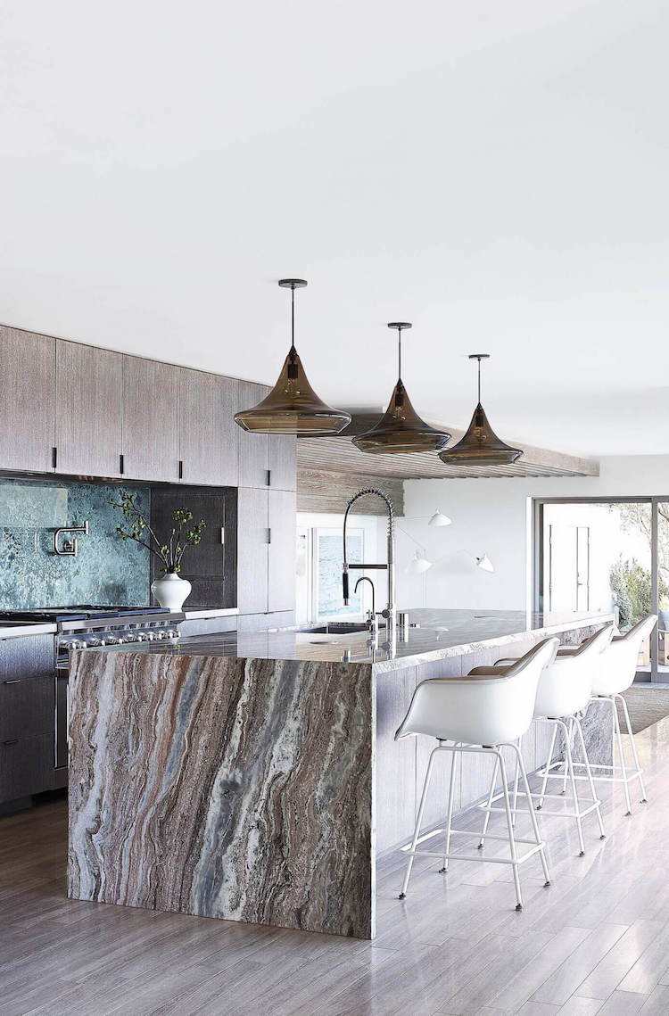 Faux parquet, parement bois et mobilier de luxe d'une maison d ...