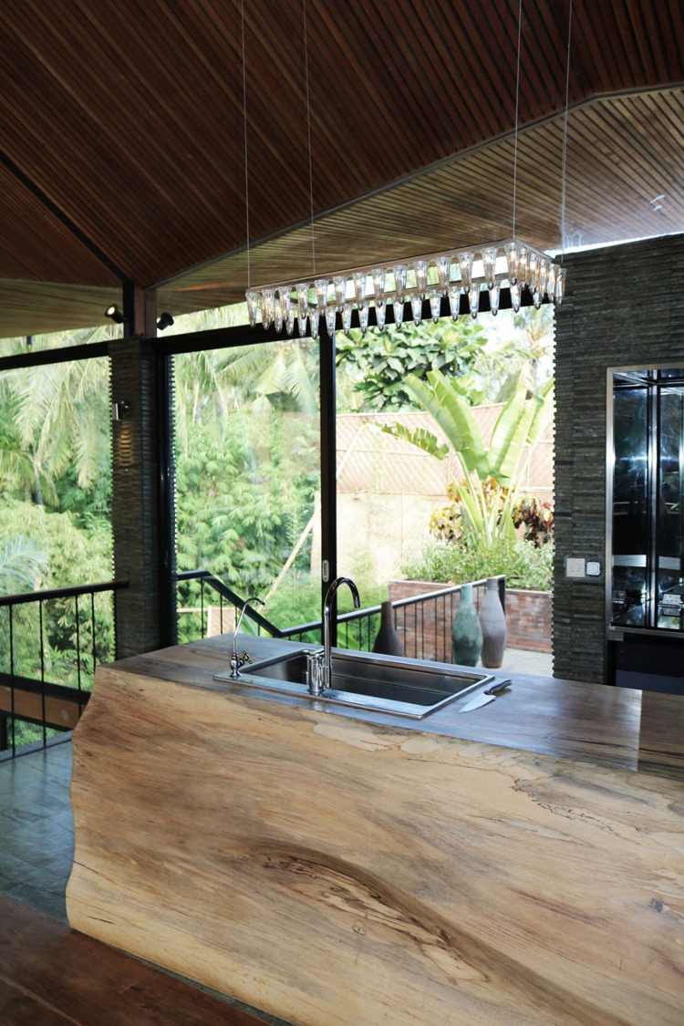 Terrasse bois exotique, revêtement en teck et parement pierre de lave
