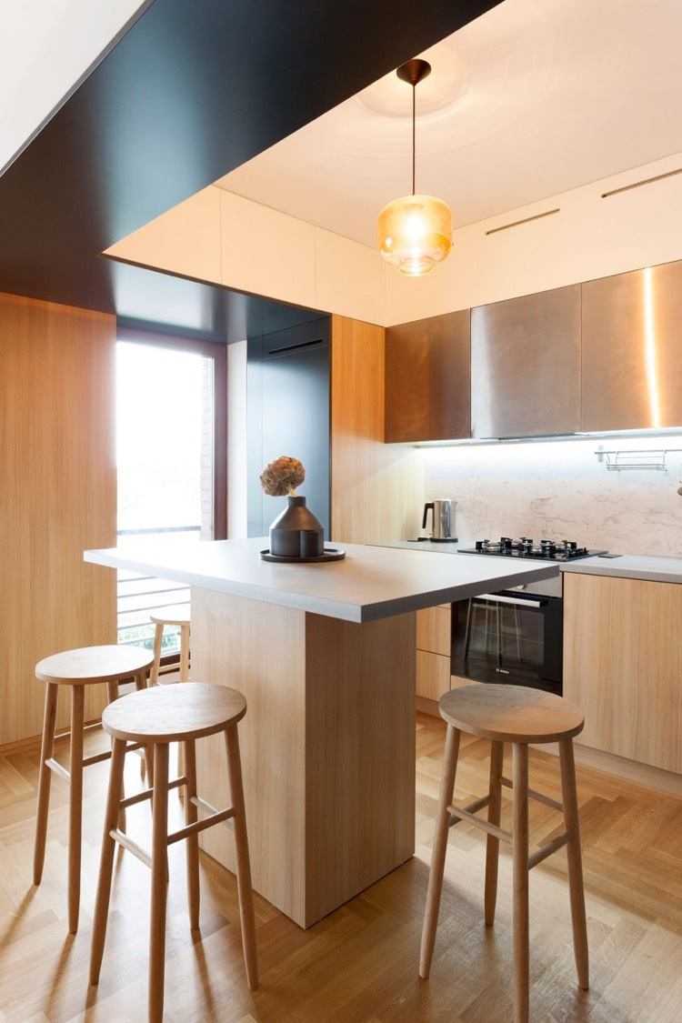 Cloison vitrée atelier, déco en bois et gris et brique dans un ...