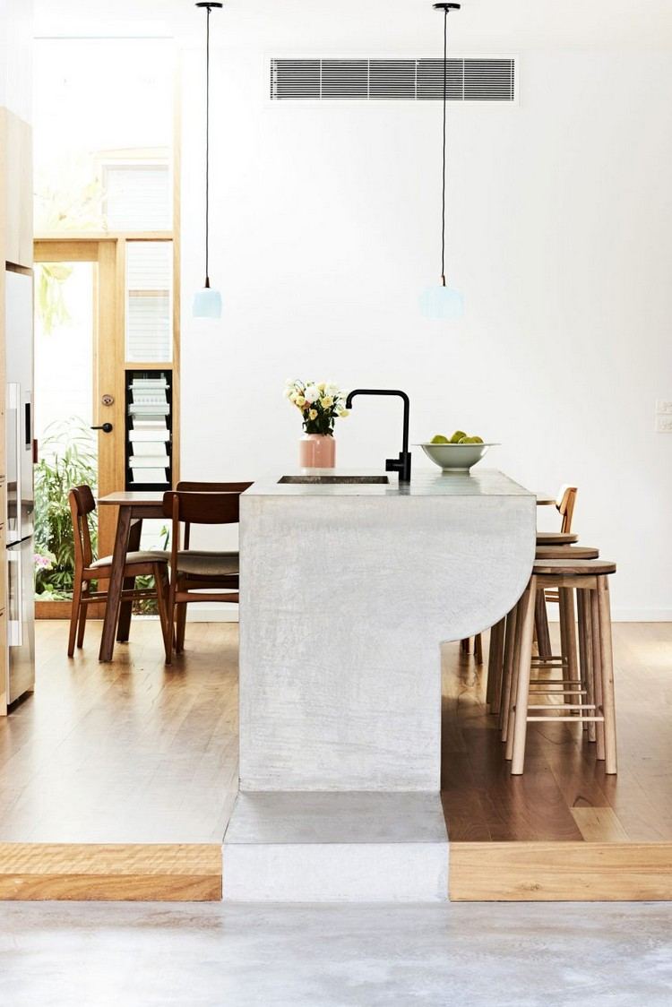 Meubles en bois massif, baies vitrées et belles hauteur sous plafond !