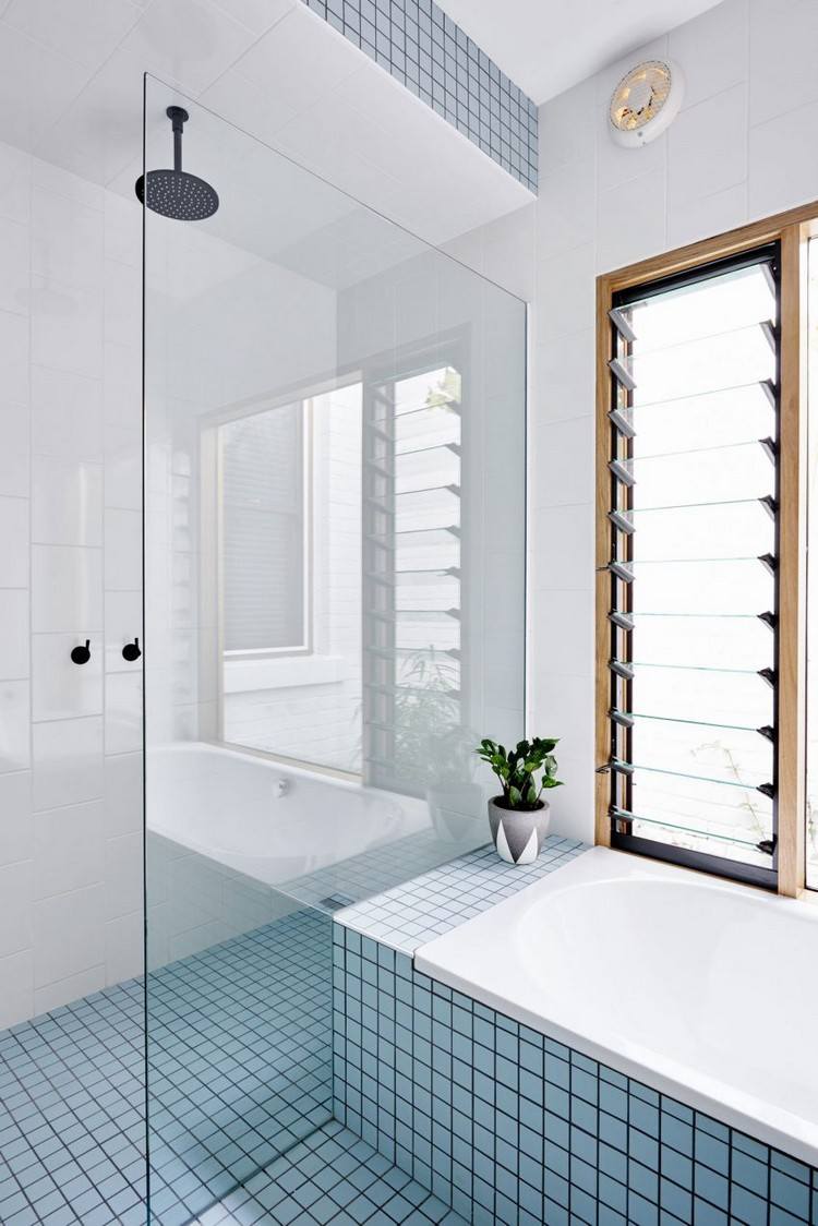 Meubles en bois massif, baies vitrées et belles hauteur sous plafond !