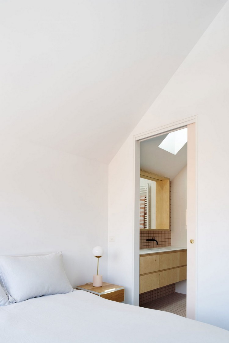 Meubles en bois massif, baies vitrées et belles hauteur sous plafond !