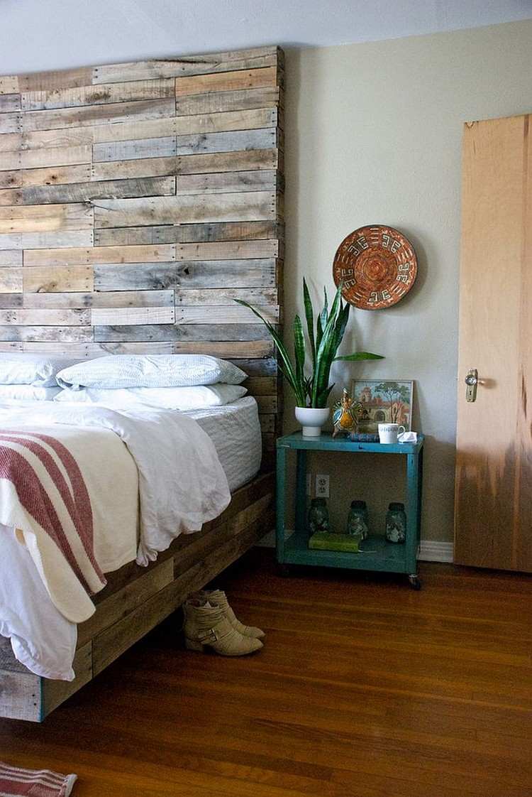 Mur en bois recyclé pour aménager une chambre à l'esprit récup' !