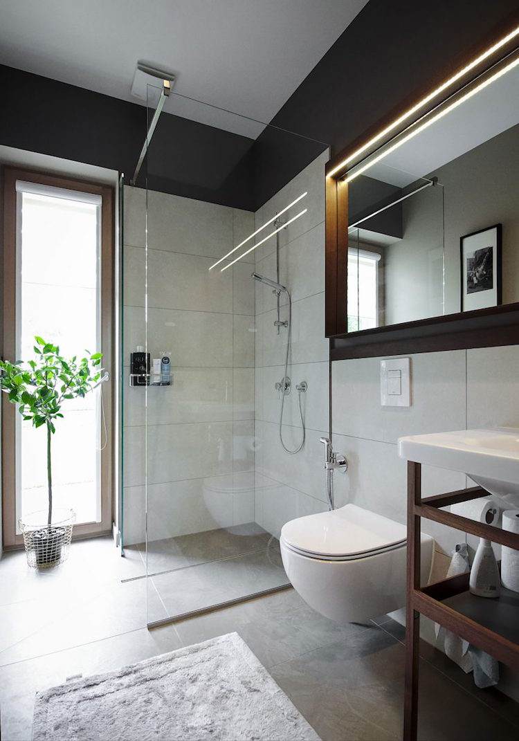 Mobilier bois foncé avec éclairage indirect– l'intérieur cosy d ...