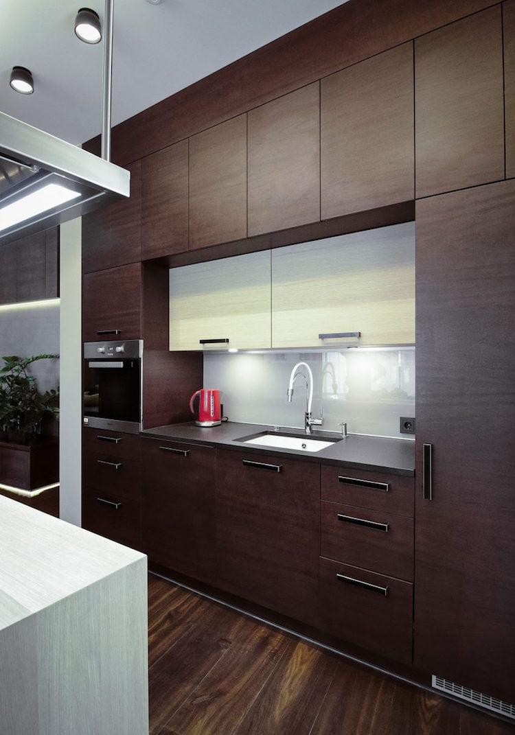 Mobilier bois foncé avec éclairage indirect– l'intérieur cosy d ...