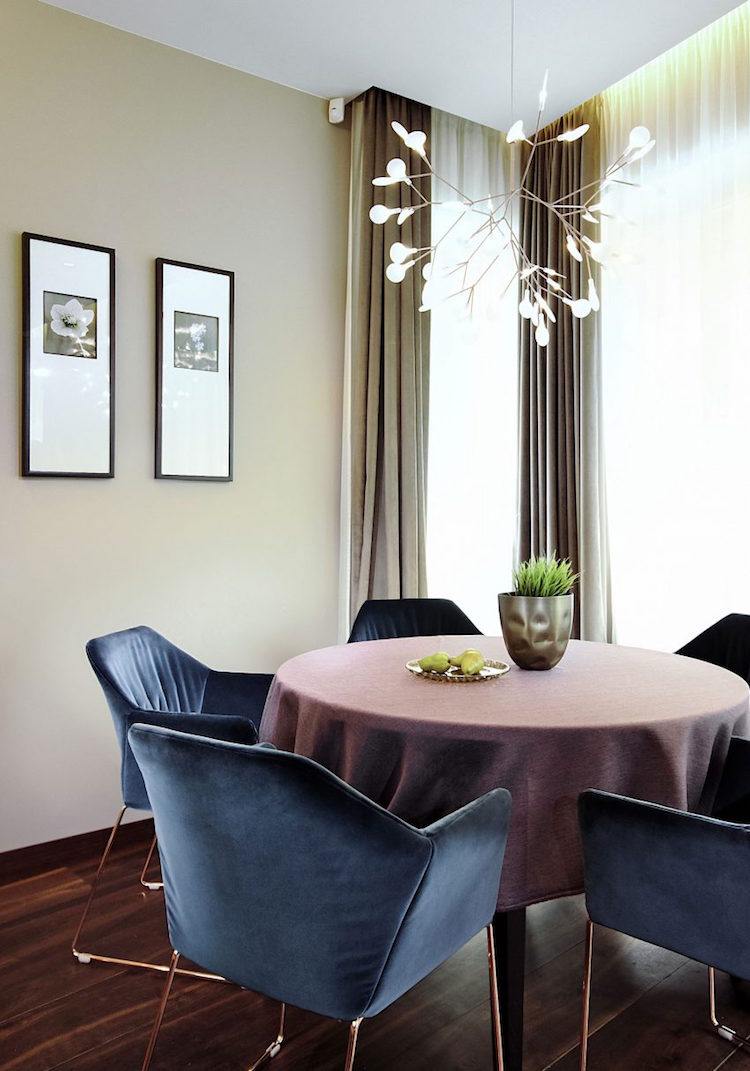Mobilier bois foncé avec éclairage indirect– l'intérieur cosy d ...