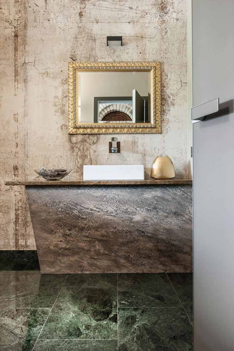 Plafond bois avec poutres apparentes et ambiance rustique d'une maison