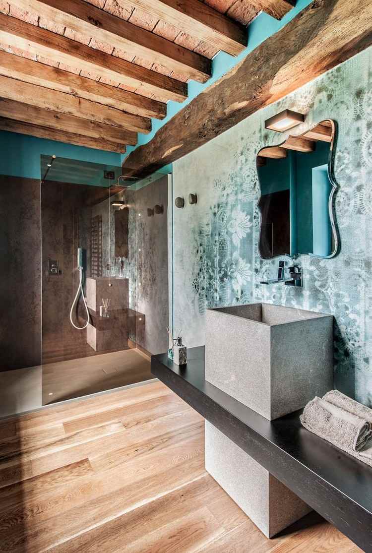 Plafond bois avec poutres apparentes et ambiance rustique d'une maison