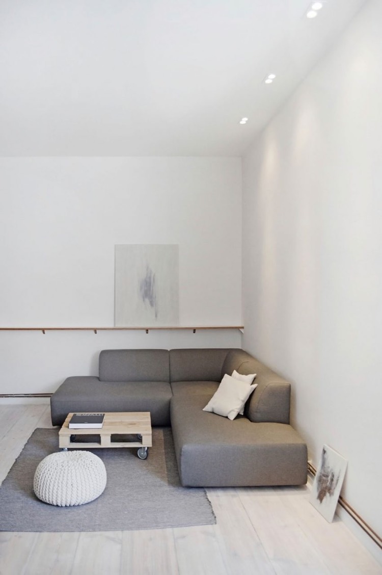 Mur brique rouge, déco en peinture ardoise et plancher en bois blanchi