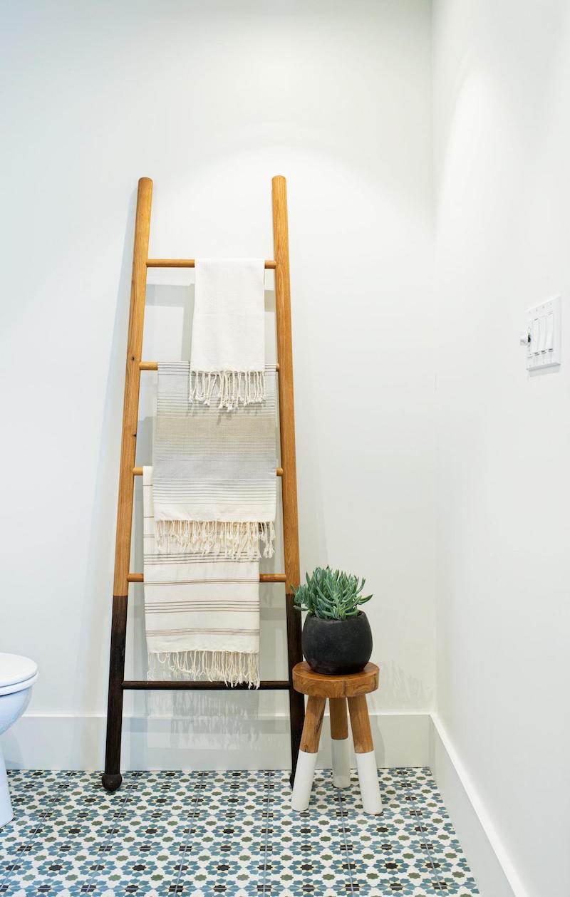 Ãchelle salle de bain étagère ou porte serviettes en 20 idées ...