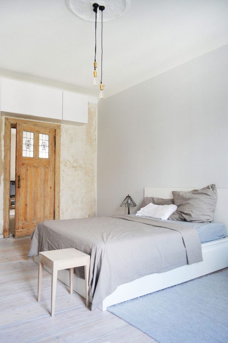 Mur brique rouge, déco en peinture ardoise et plancher en bois blanchi