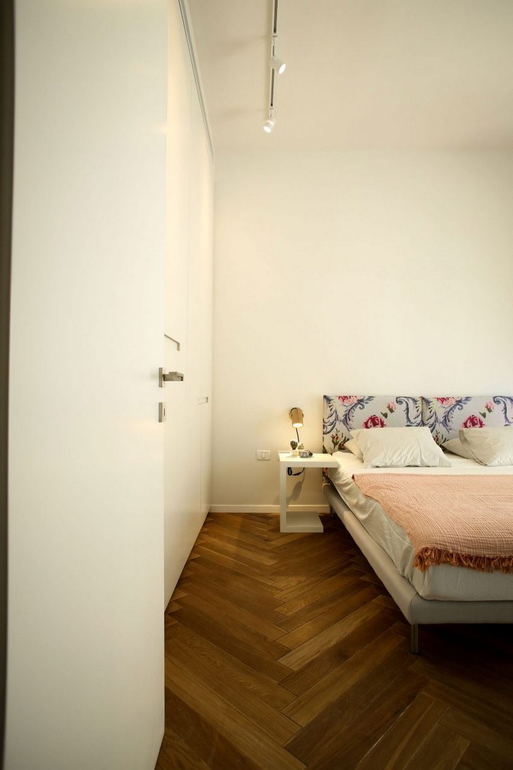 Cuisine sans poignée et parquet à bâtons rompus d'un appartement ...