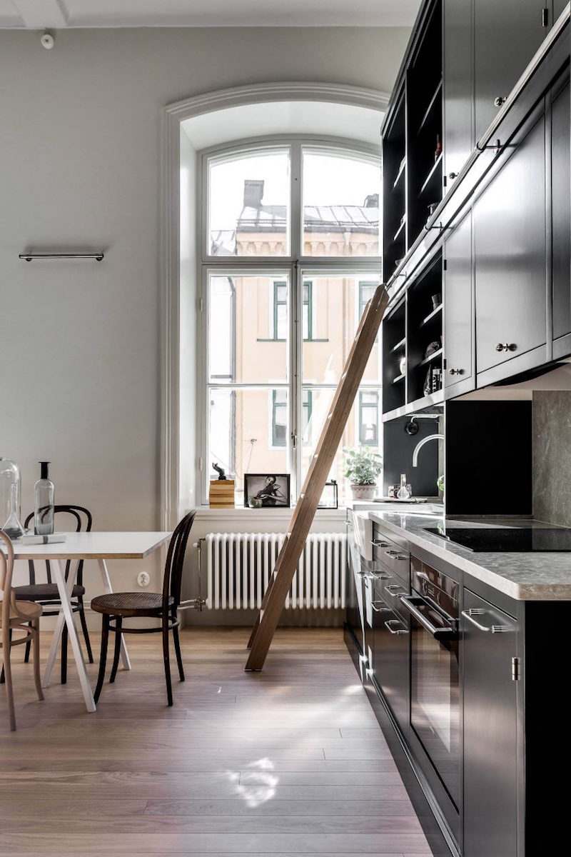 Décoration scandinave en blanc, noir et bois dans une mezzanine design