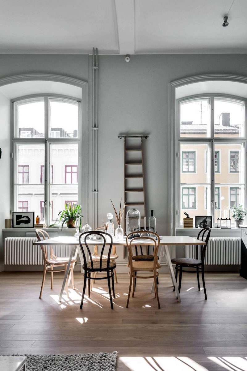 Décoration scandinave en blanc, noir et bois dans une mezzanine design