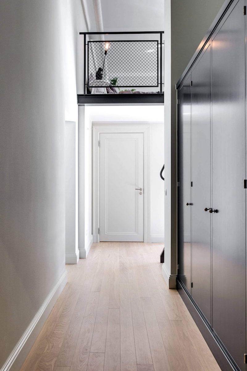 Décoration scandinave en blanc, noir et bois dans une mezzanine design
