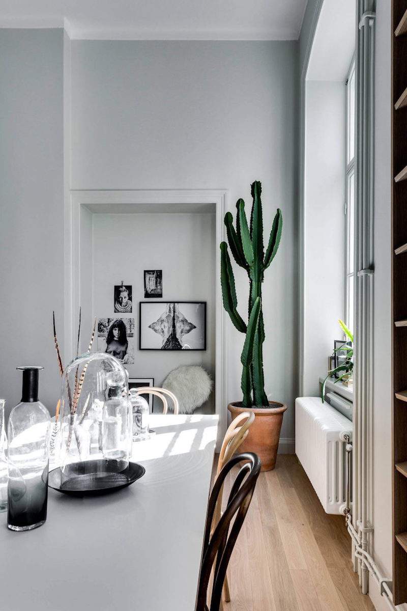 Décoration scandinave en blanc, noir et bois dans une mezzanine design
