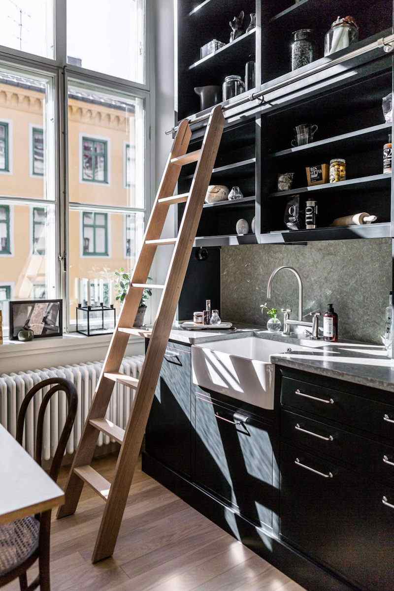 Décoration scandinave en blanc, noir et bois dans une mezzanine design