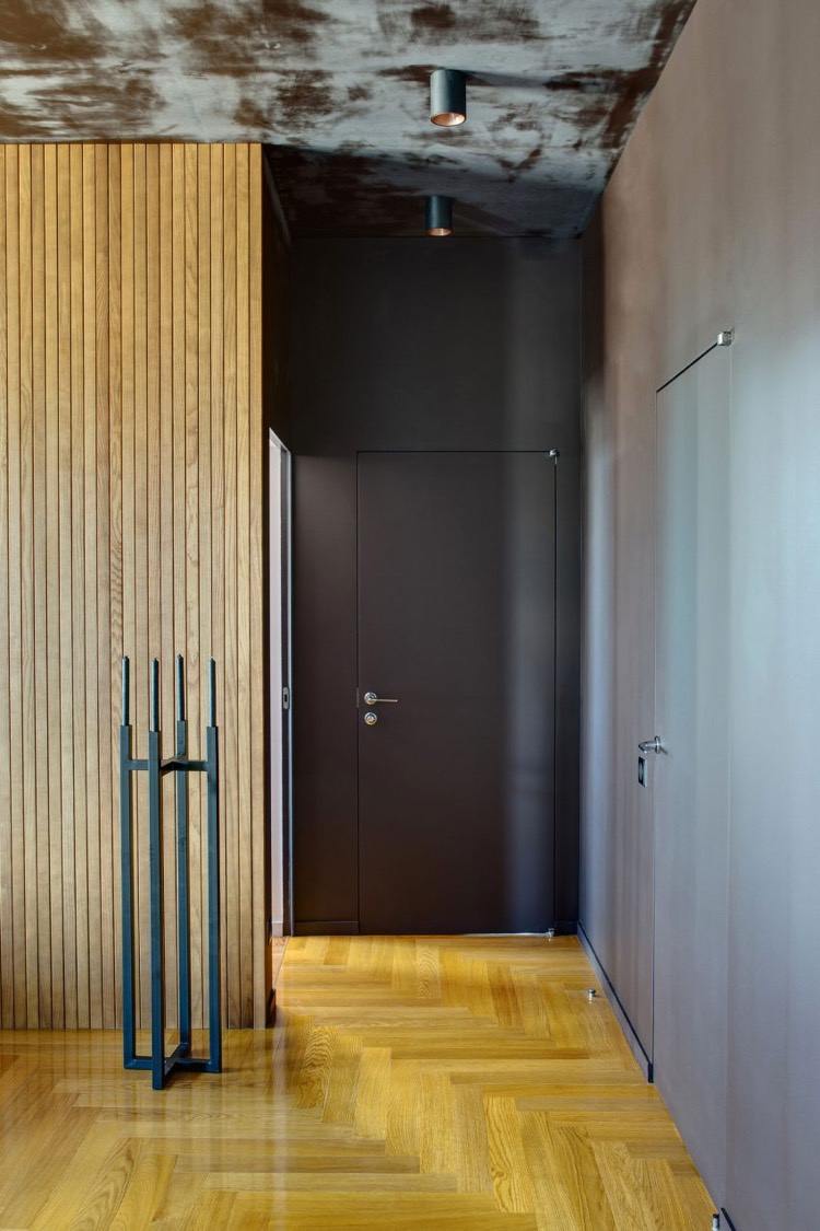 Intérieur éclectique et déco plafond en peinture effet métal rouillé