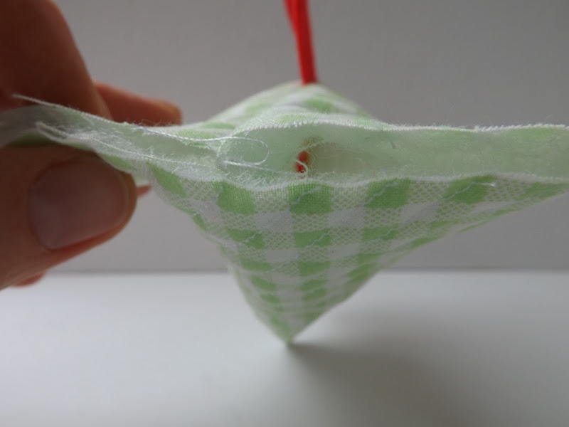 DIY couture facile lapin et cocotte en tissu comme décoration de Pâques