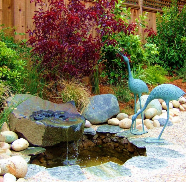 aménagement-de-jardin-asiatique-statue-oiseau-pierres-étang