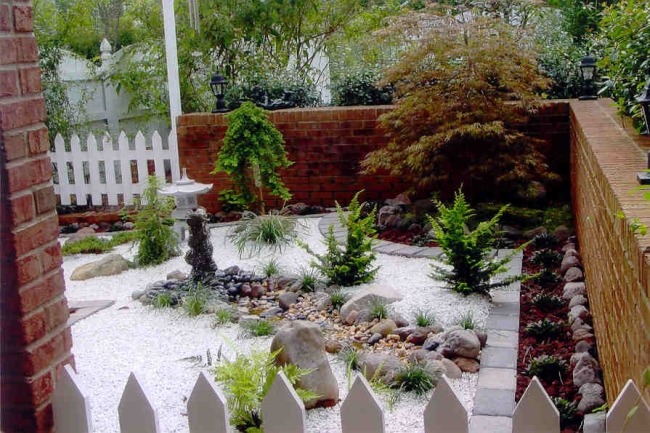jardin-japonais-galets-blancs-pierres-mur-de-briques