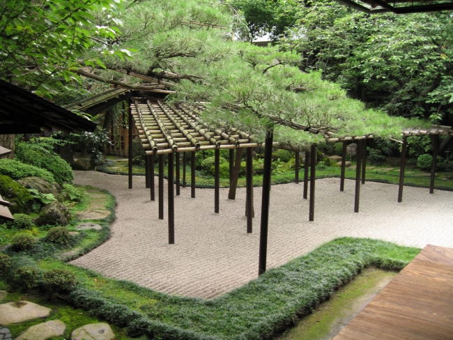 jardin-japonais-zen-bambou-couvert-de-sable-et-de-gravier-sol