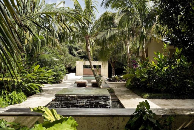 jardin-palmiers-tropicaux-fontaine-piscine