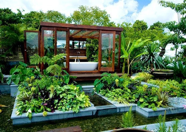 jardin-tropical-baignoire-exterieur-palmiers