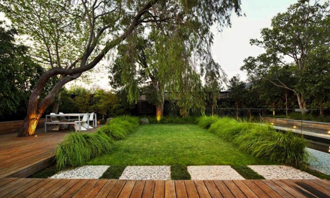 jardin-moderne-pelouse-terrasse-en-bois