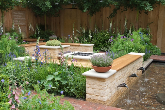 jardin-moderne-pièce-d'eau-banc