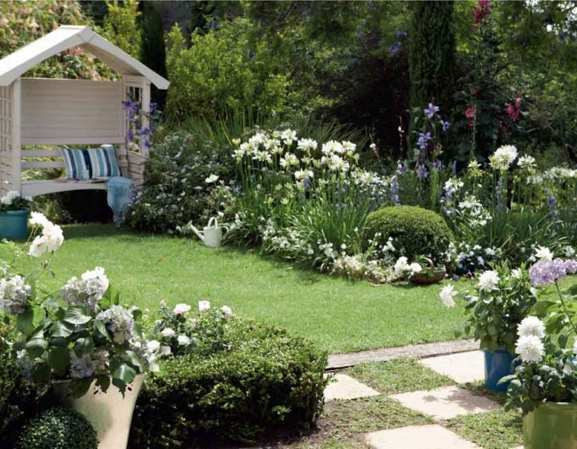 jardin-coin-relaxant-fleurs-blanches