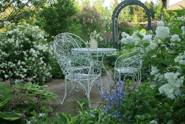 jardin-meubles-en-fer-forgé-fleurs-blanches