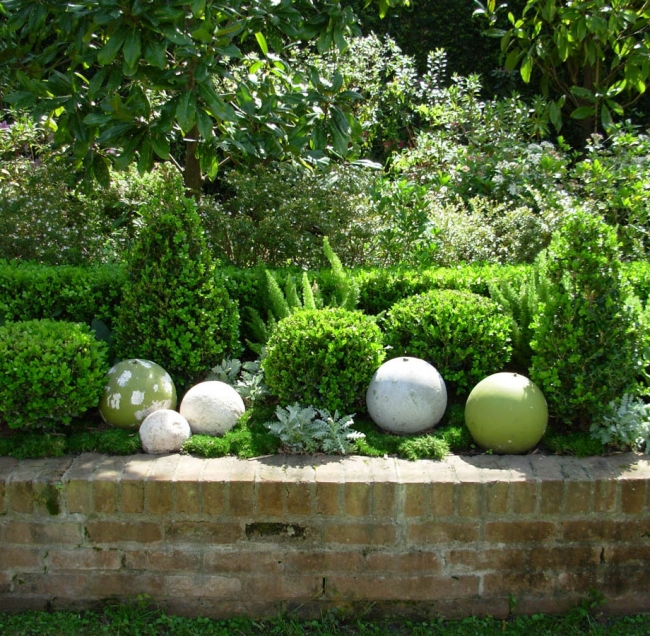 jardin-déco-buis-sphères-en-pierre
