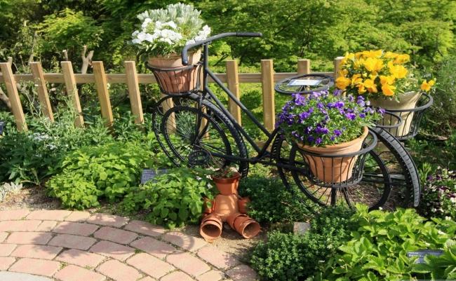 jardin-idée-déco-vélo-pot-de-fleurs