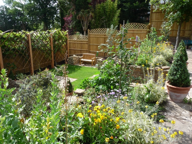 aménagement de jardin banc-plantes-vivaces-pot-de-fleurs