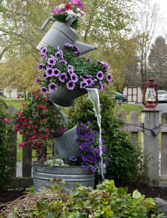 Composition-moderne-pots-de-fleurs-comme-fontaine-de-jardin