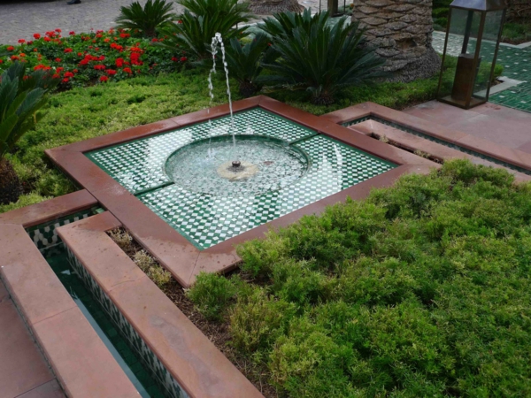 Jardin-spacieux-fontaine-au-printemps-Feng-Shui