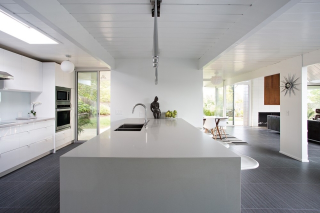 maison contemporaine cuisine moderne ilot blanc