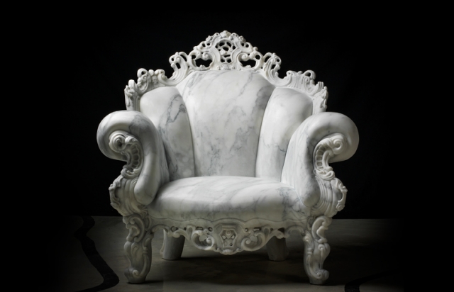 Proust-fauteuil-marbre-blanc-courbes-décoratives