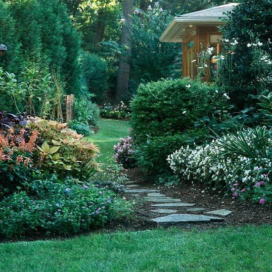 allée-jardin-pas-japonais-arbrisseaux-plantes-vertes