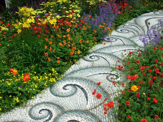 allée mosaïque galets colorés fleurs