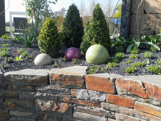 aménagement terrasse jardin-boules-couleurs-differentes